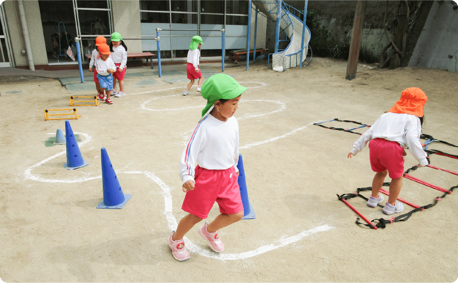 園庭の画像2：藤棚のある砂場